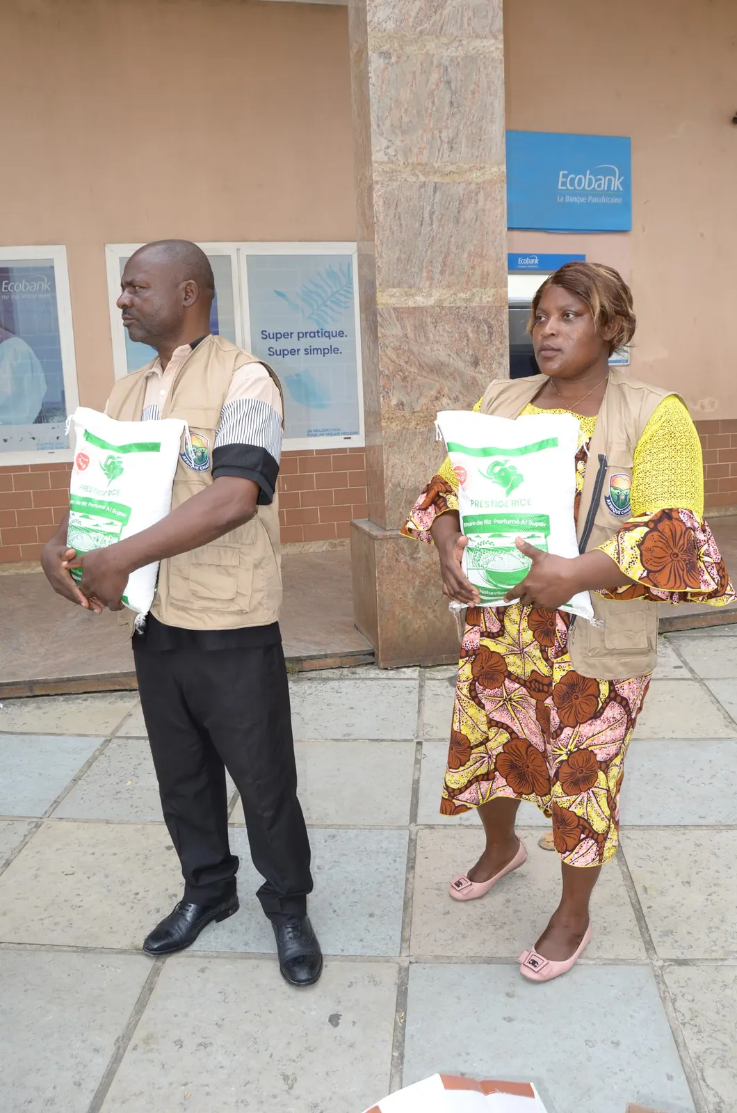 Deux sacs de denrées alimentaires prêts pour la distribution, au Cameroun