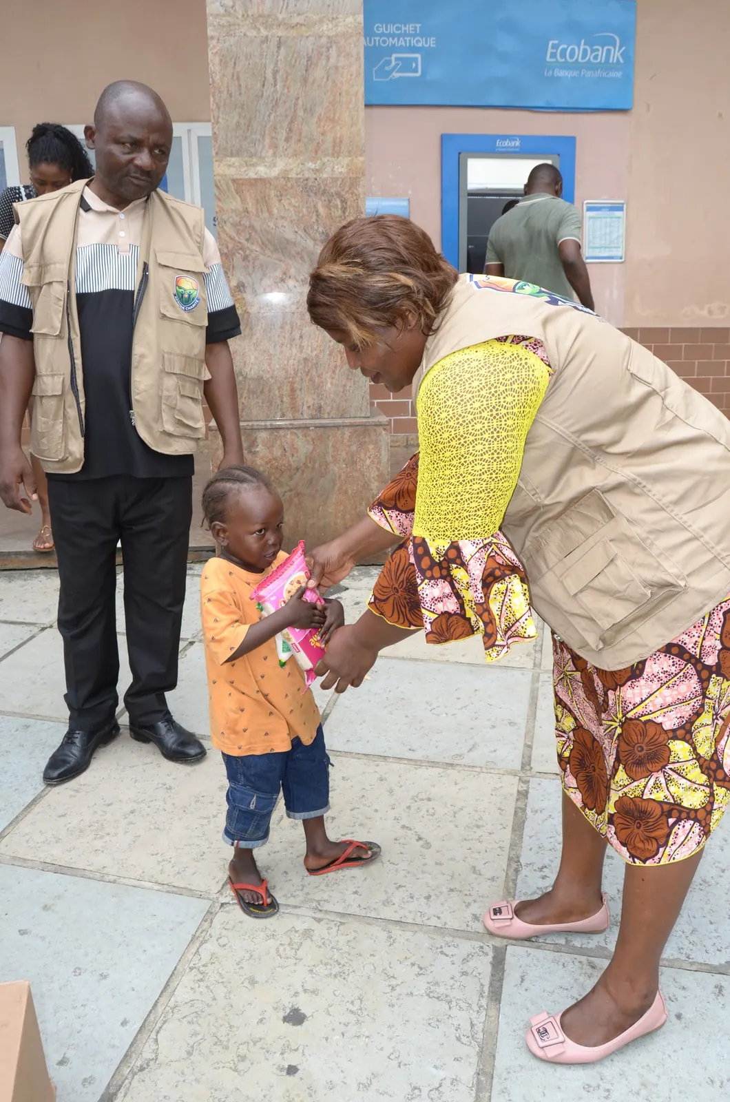 Une distribution de denrées alimentaires à un jeune enfant, au Cameroun
