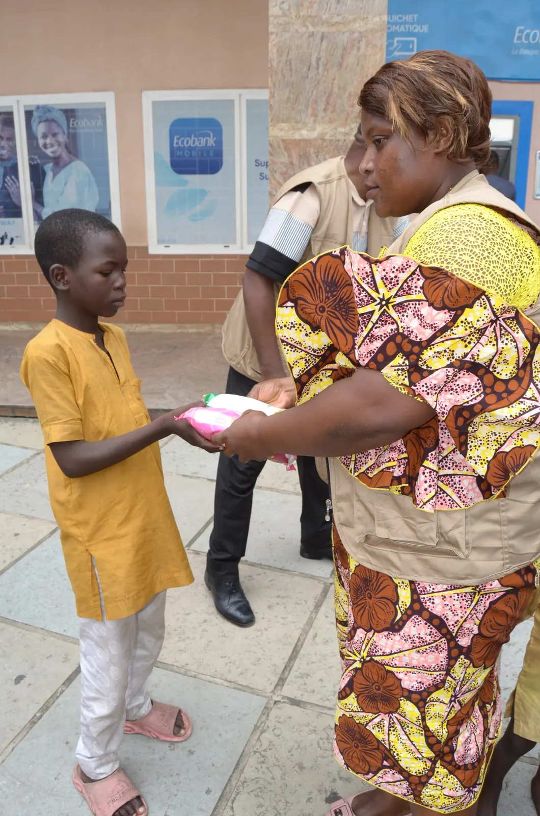 Une distribution de denrées alimentaires à un enfant, au Cameroun