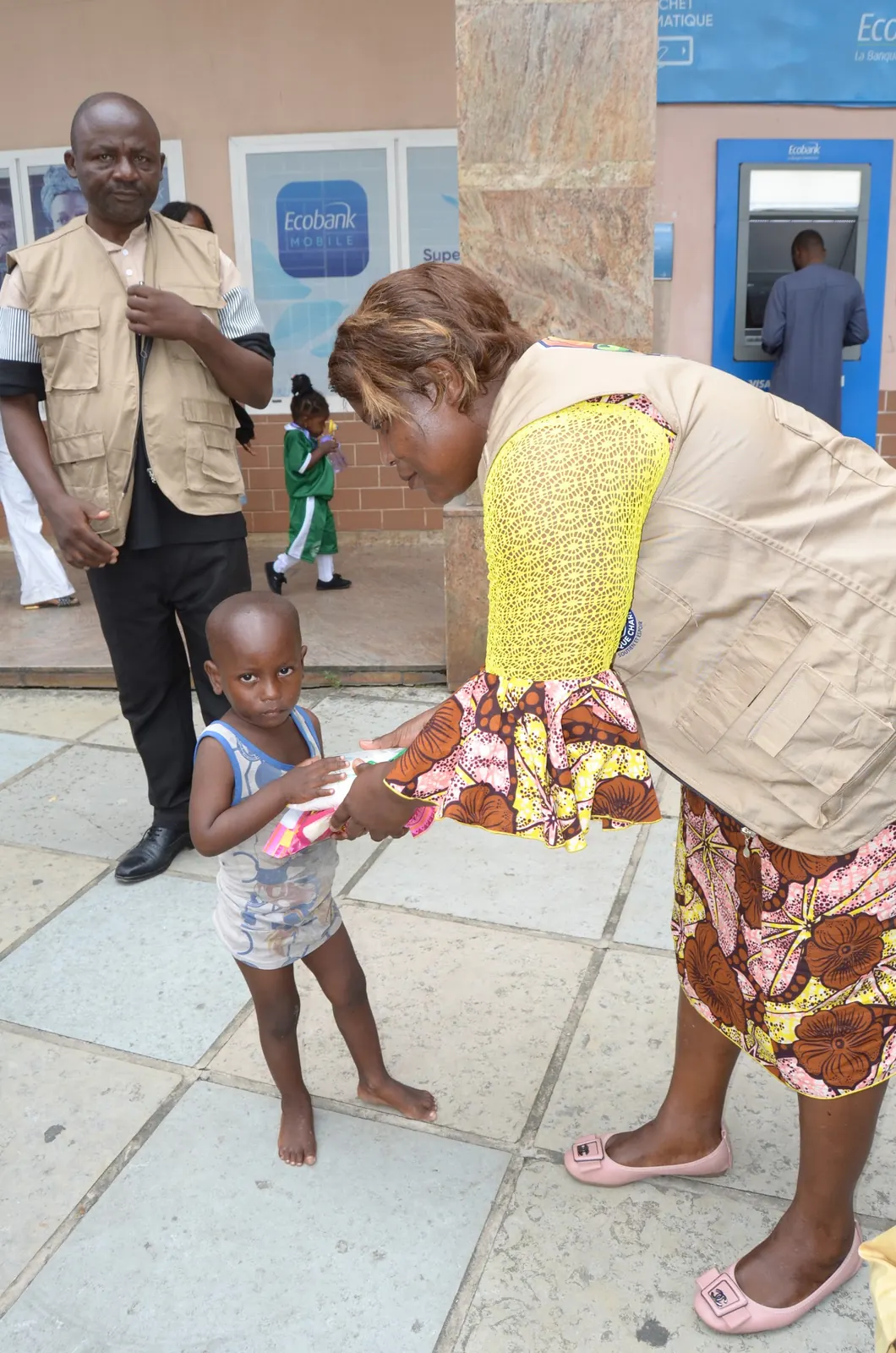 Une petite fille reçoit des denrées alimentaires lors d’une distribution, au Cameroun