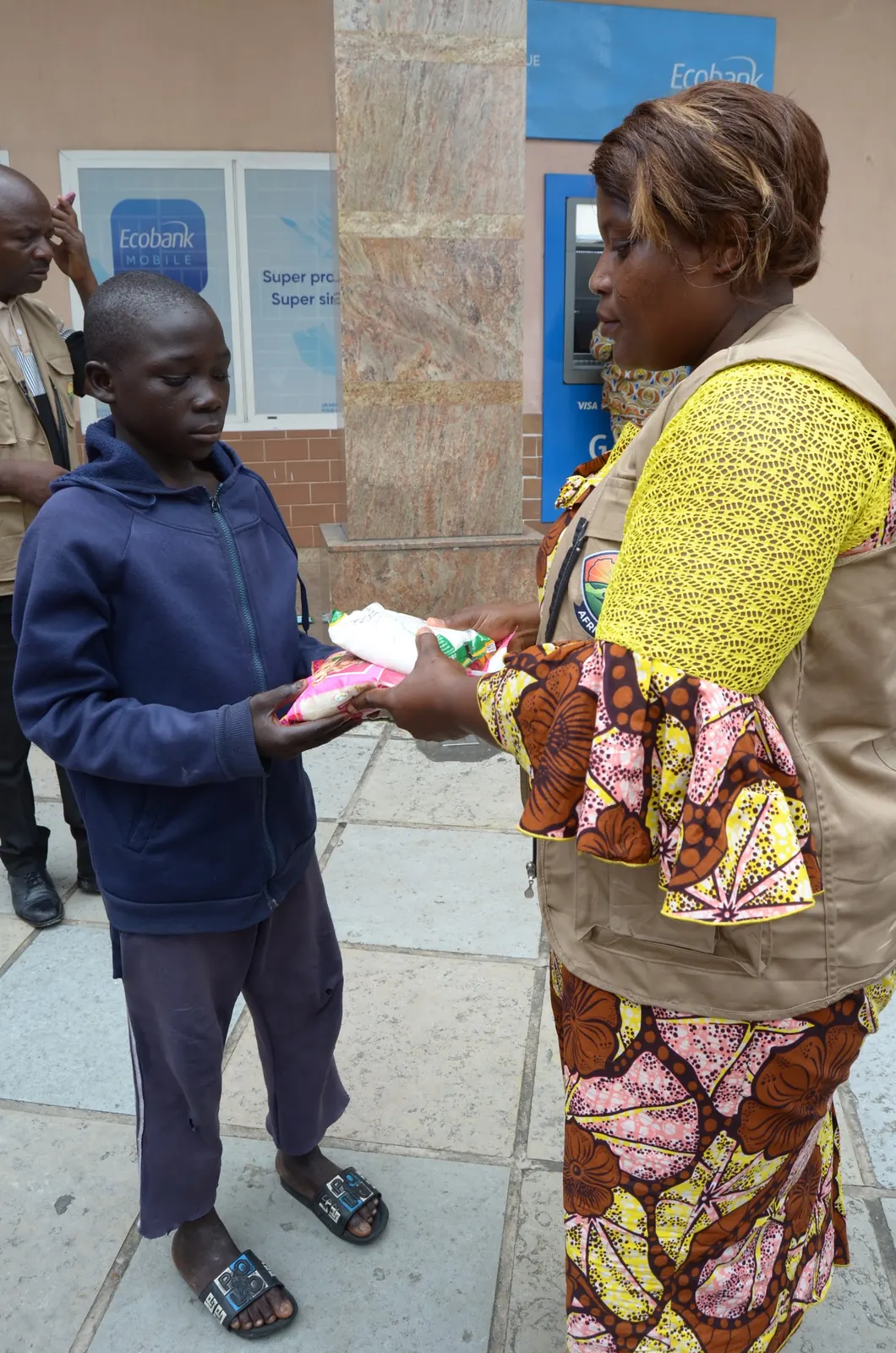 Un enfant reçoit des denrées alimentaires lors d’une distribution, au Cameroun