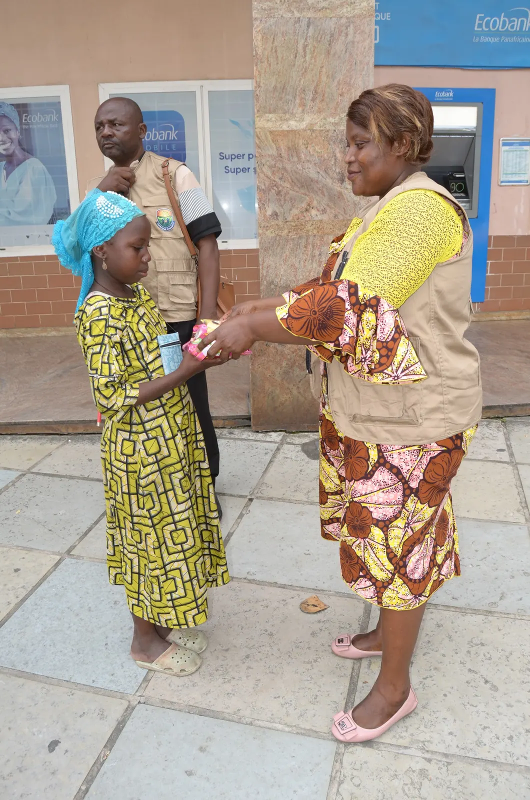 Une fillette reçoit des denrées alimentaires lors d’une distribution, au Cameroun