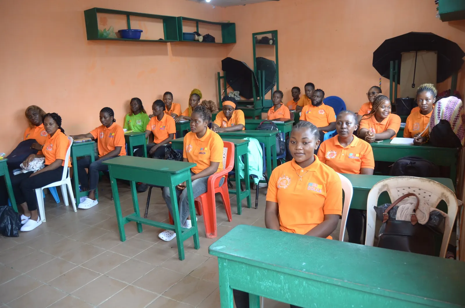 Des jeunes en classe dans un centre de formation et d’apprentissage, au Cameroun