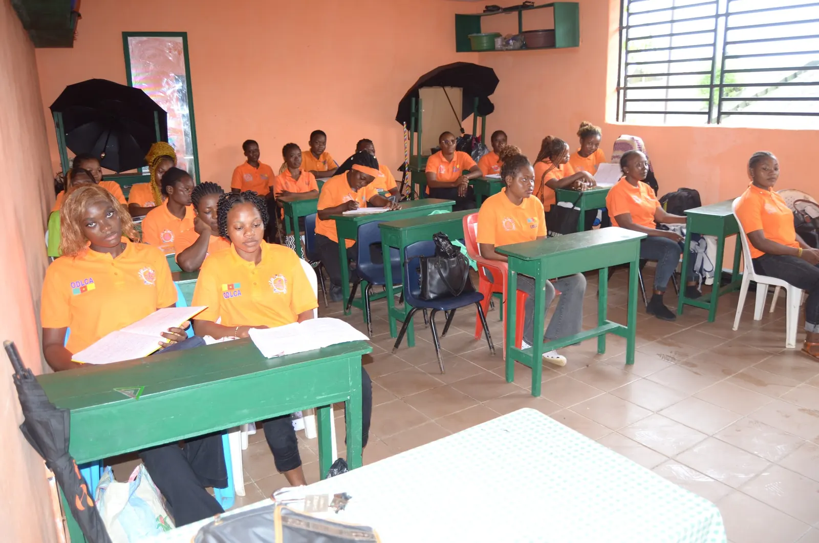 Des jeunes en classe dans un centre de formation et d’apprentissage, au Cameroun