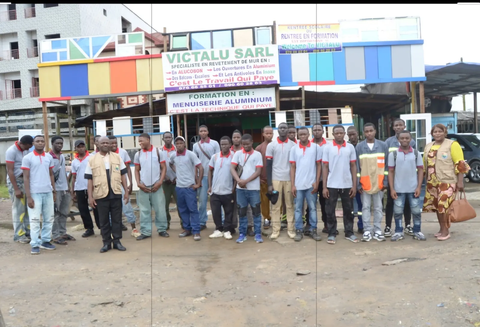 Des apprentis en menuiserie aluminium devant leur centre de formation, au Cameroun